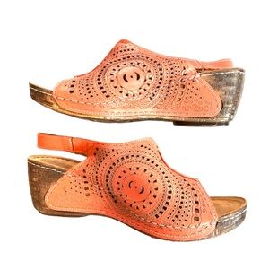 La Pinta Magic Medallion Sandals